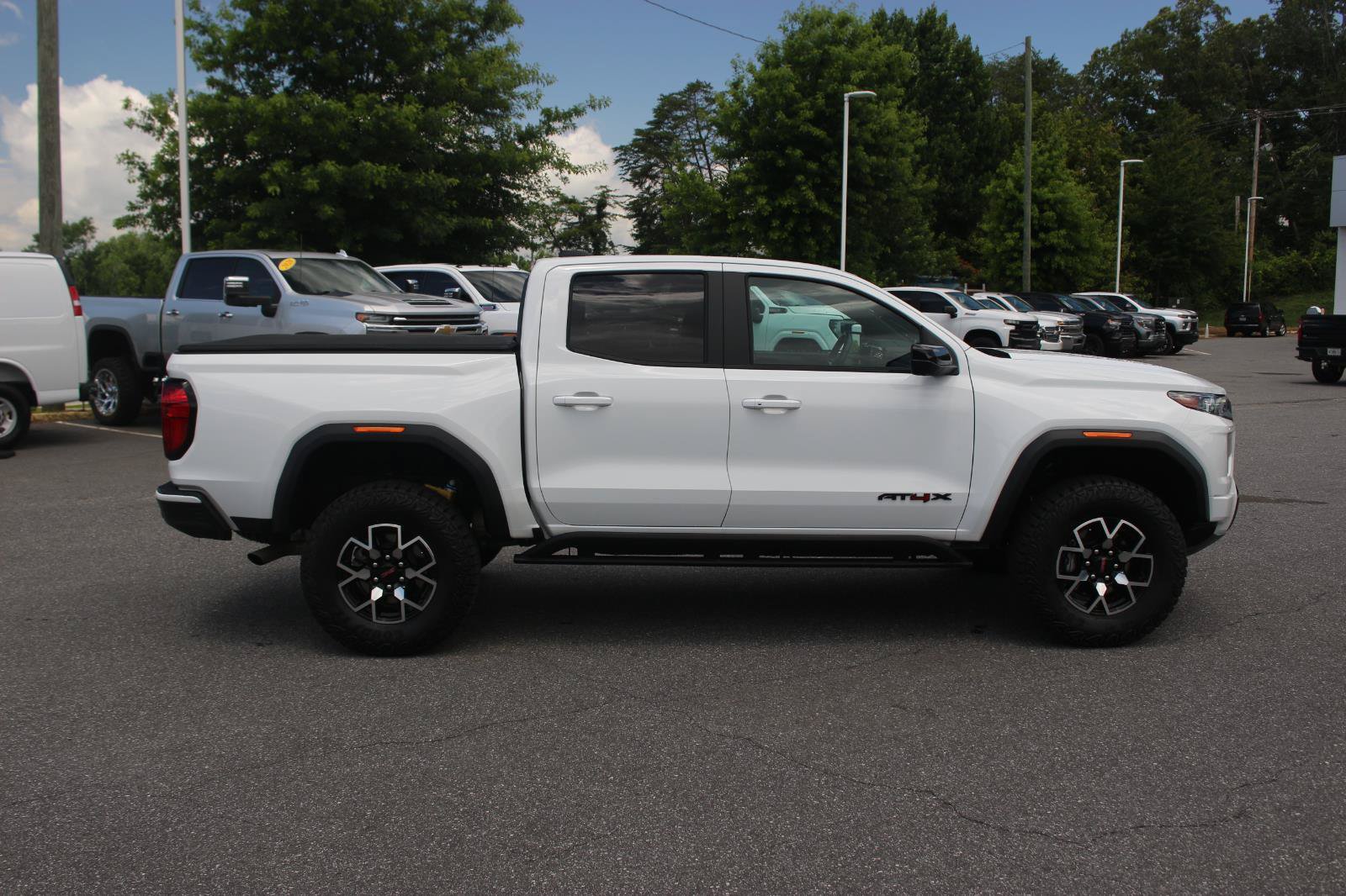 Used 2024 GMC Canyon AT4X AWD/4WD image 9