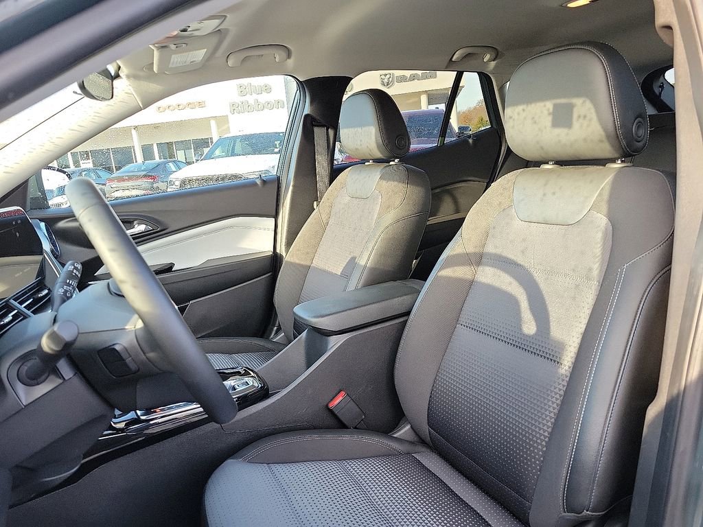 Used 2025 Chevrolet Trax LT w/ Driver Confidence Package image 11