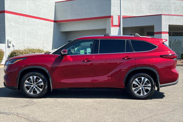 Certified 2021 Toyota Highlander XLE AWD/4WD image 9