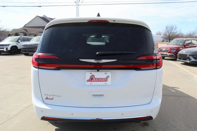 New 2026 Chrysler Pacifica Select image 4