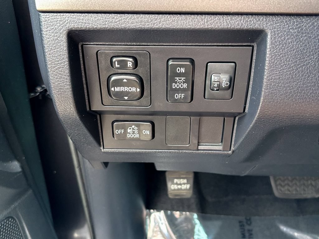 Used 2017 Toyota Tundra SR5 AWD/4WD image 27