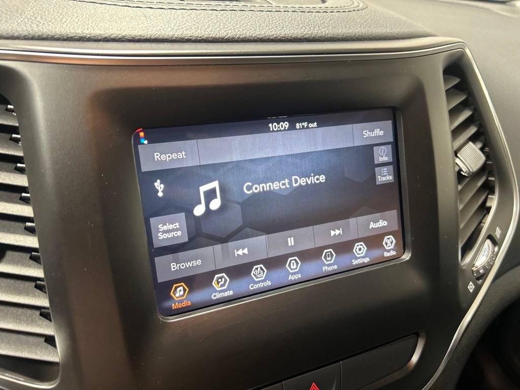 Certified 2019 Jeep Cherokee Latitude Plus w/ Cold Weather Group AWD/4WD image 21