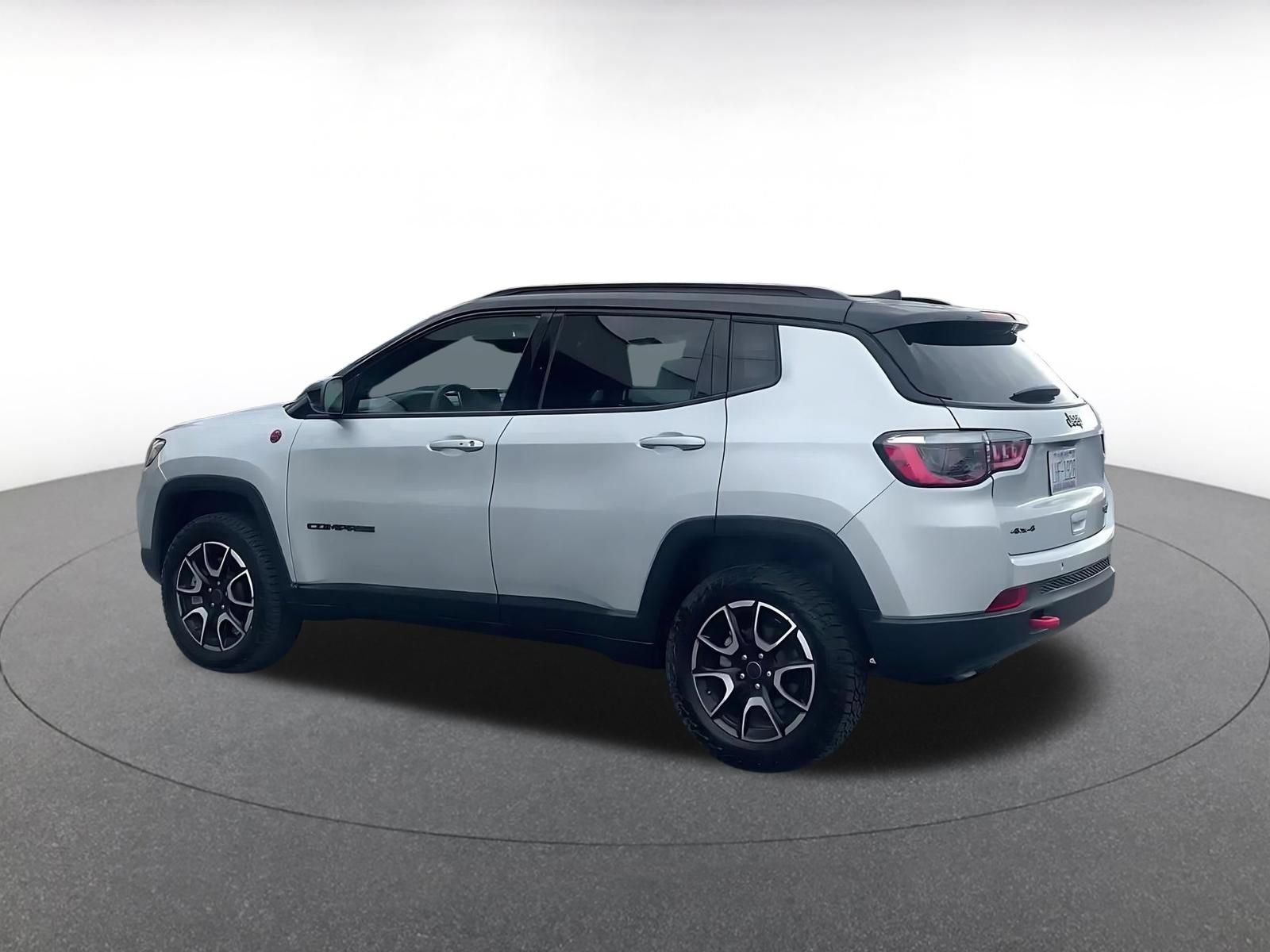 Used 2025 Jeep Compass Trailhawk AWD/4WD image 10