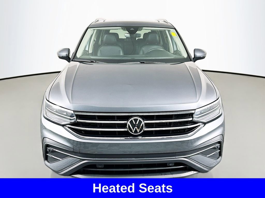 Used 2024 Volkswagen Tiguan SE w/ Panoramic Sunroof Package image 3