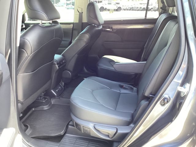 Used 2024 Toyota Highlander Platinum FWD image 16