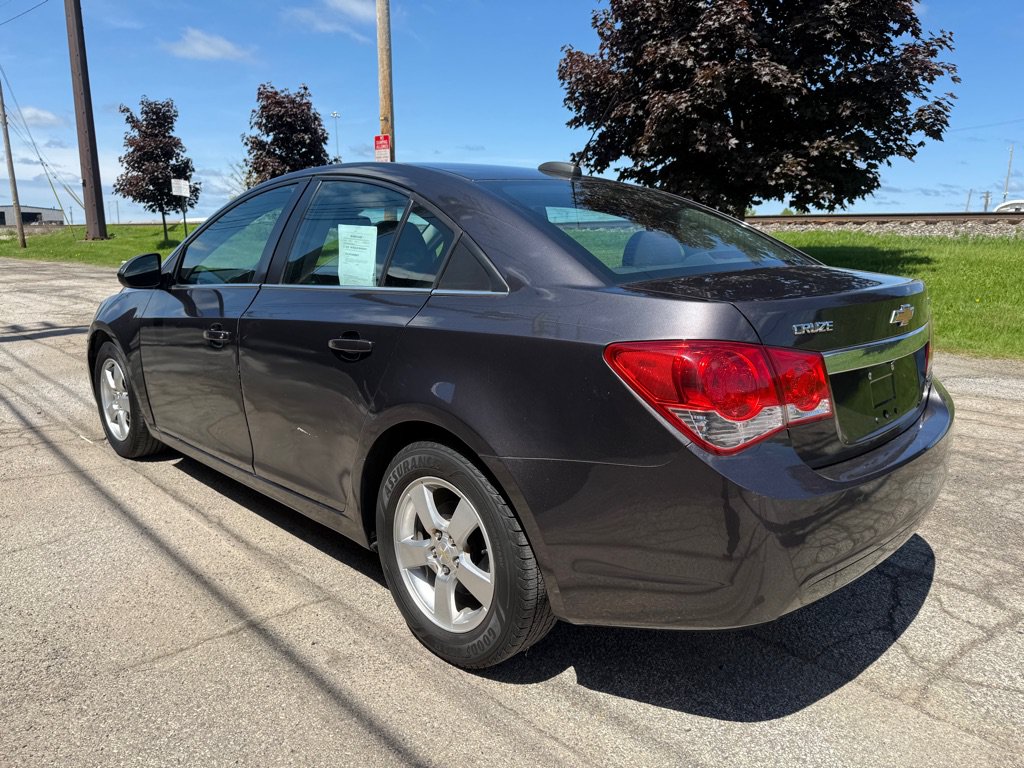 Used 2015 Chevrolet Cruze LT w/ Technology Package FWD image 5