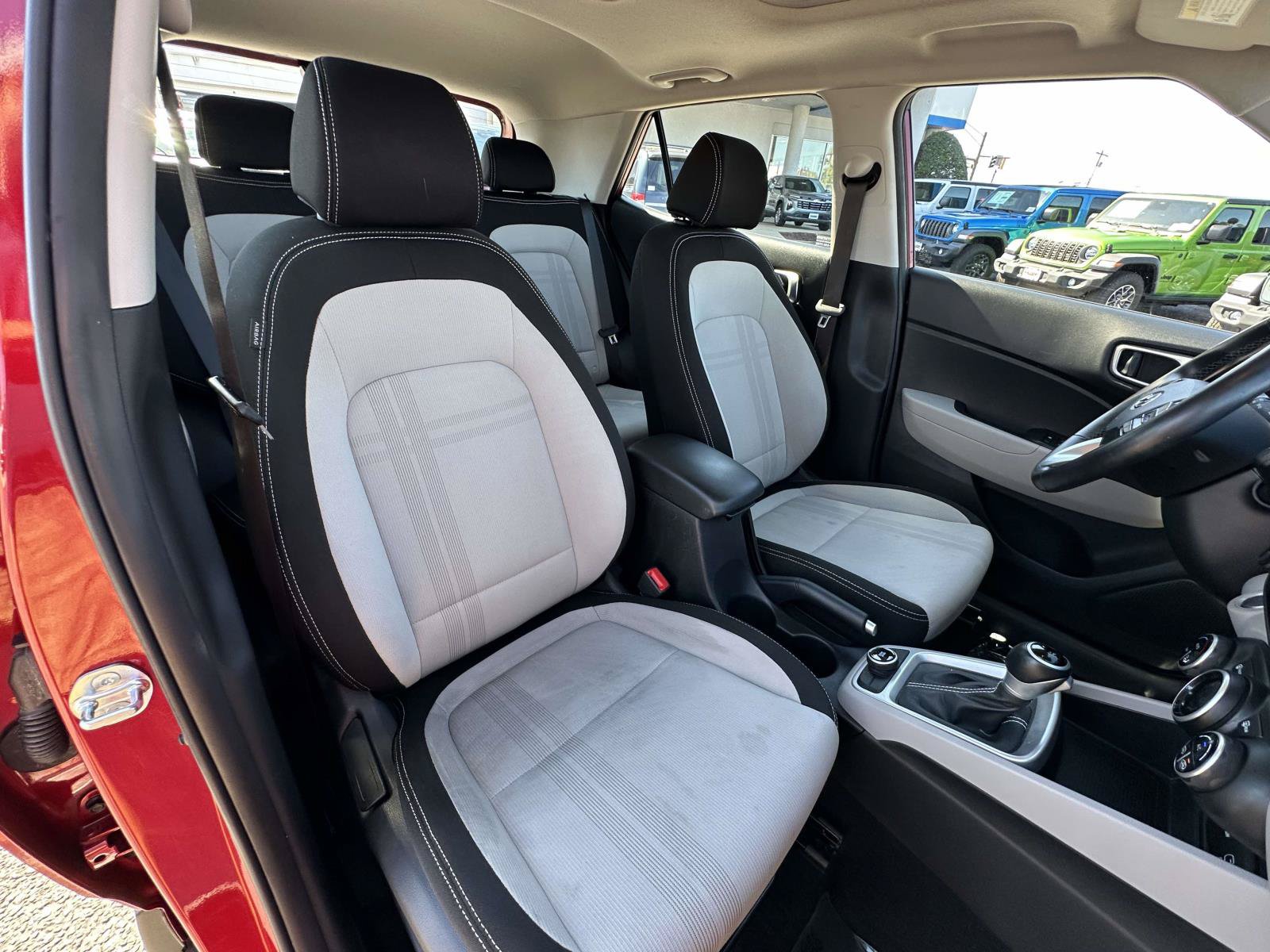 Used 2025 Hyundai Venue SEL FWD image 29