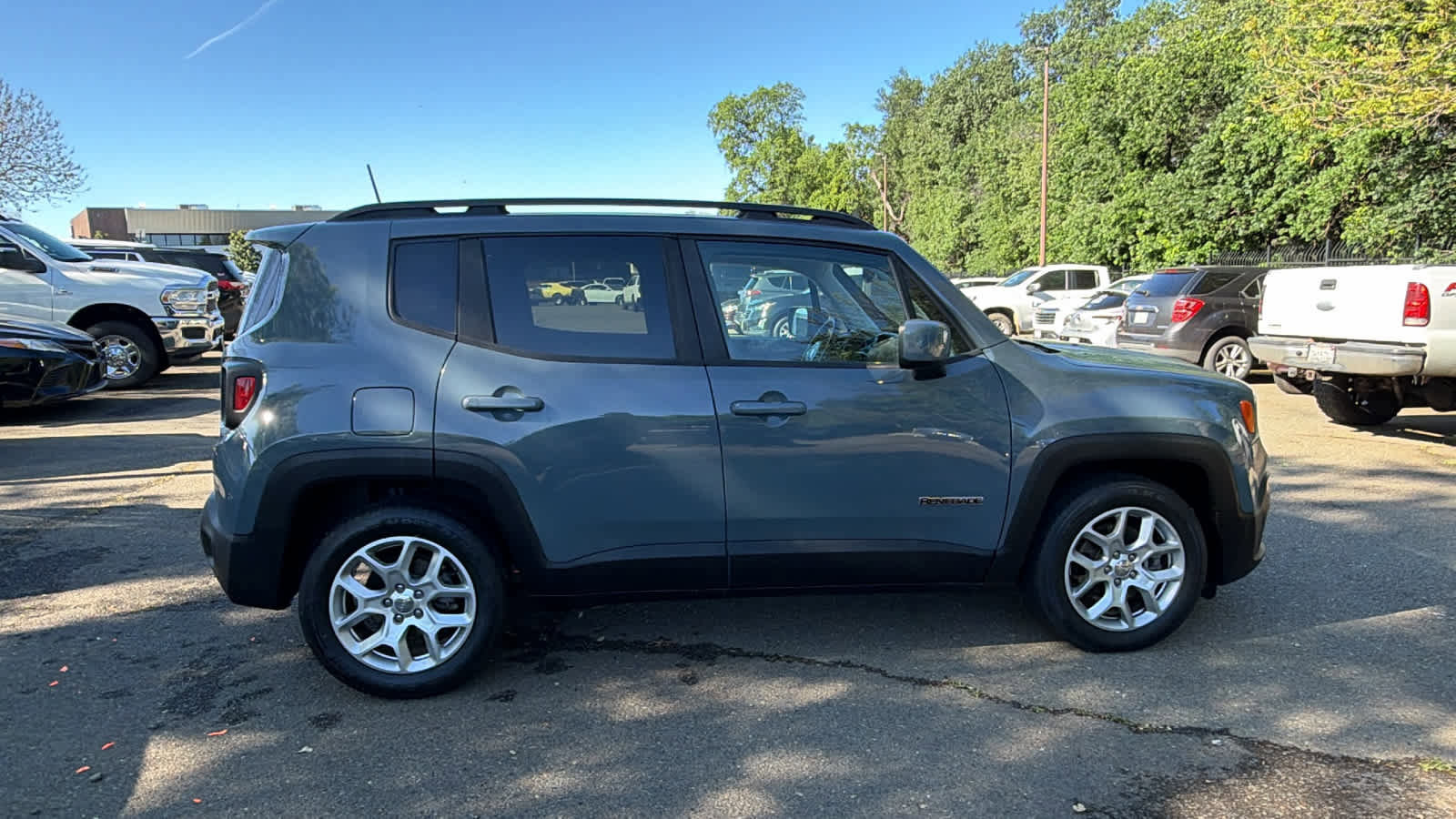 Used 2018 Jeep Renegade Latitude w/ UConnect 8.4 Nav Group image 4