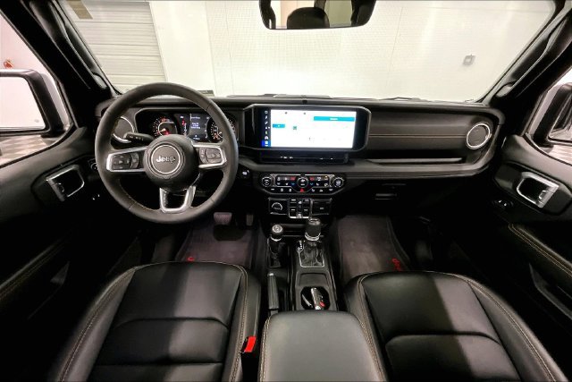 Used 2024 Jeep Wrangler Unlimited Sahara w/ Technology Group AWD/4WD image 17