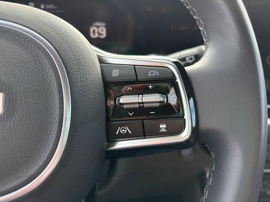 Used 2025 Kia Carnival FWD image 19
