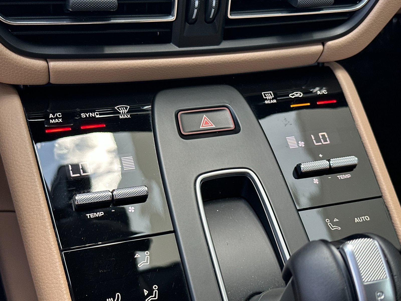 Certified 2026 Porsche Macan AWD/4WD image 16
