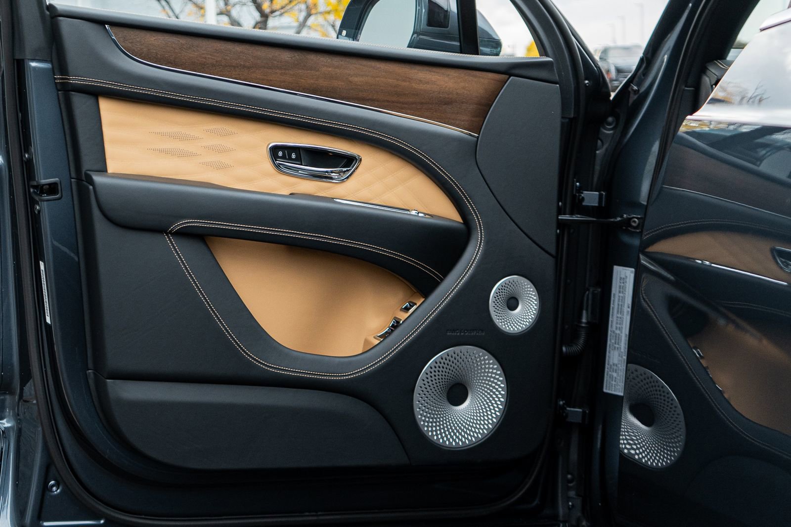 Used 2025 Bentley Bentayga image 24