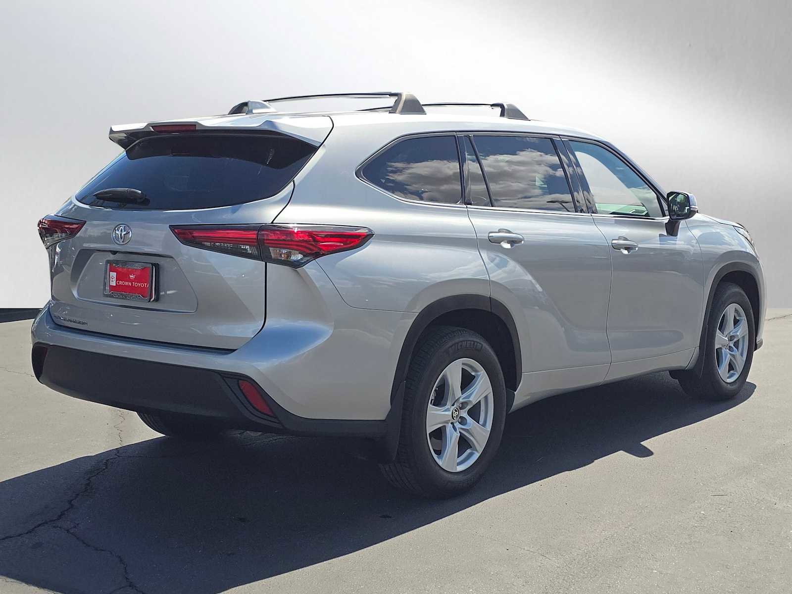 Certified 2021 Toyota Highlander L FWD image 3