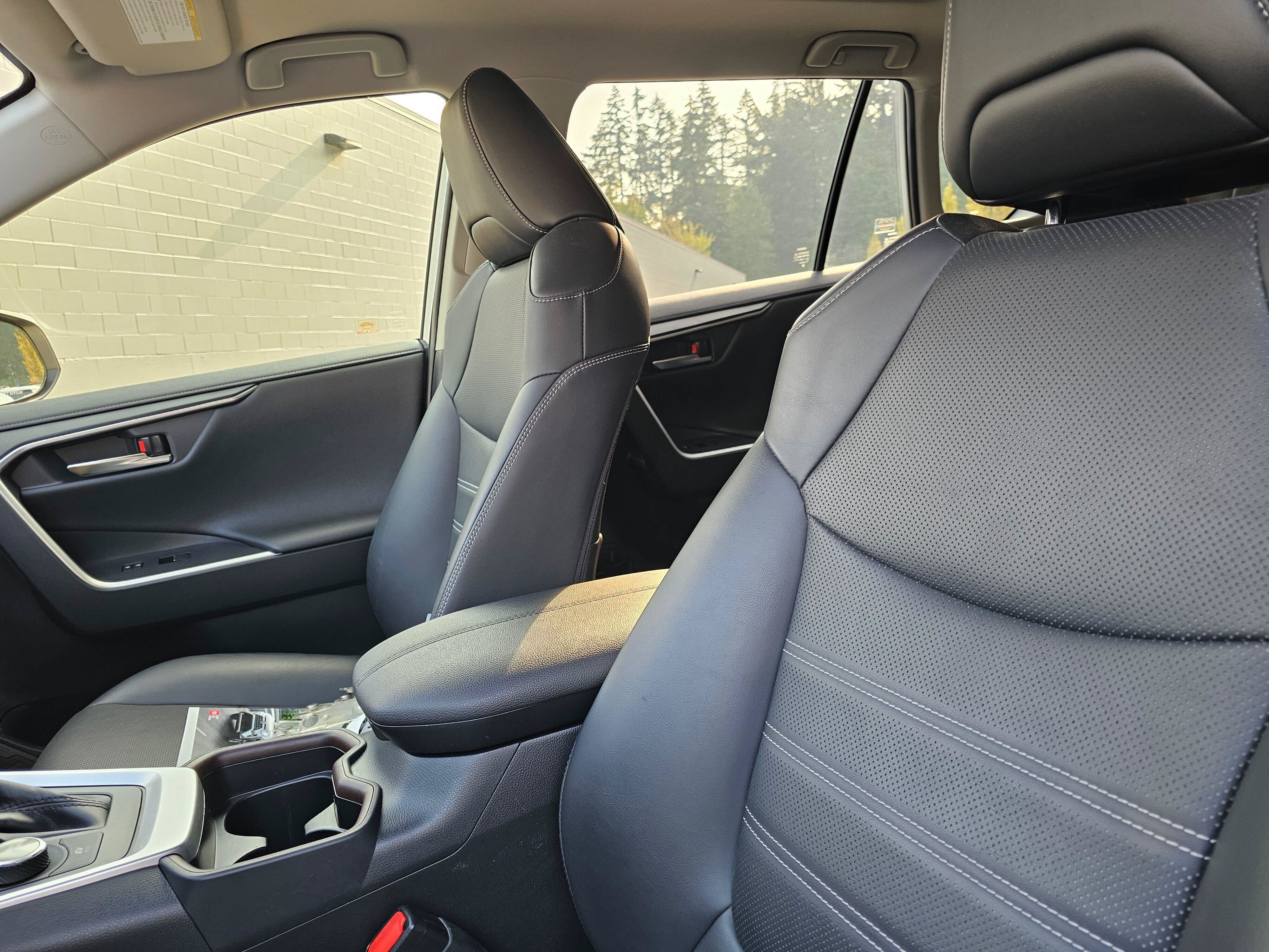 Used 2020 Toyota RAV4 Limited AWD/4WD image 25