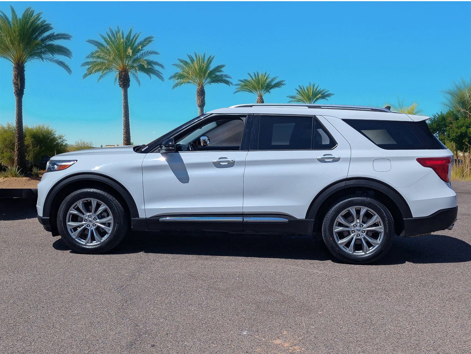 Used 2021 Ford Explorer Limited w/ Equipment Group 301A AWD/4WD image 2