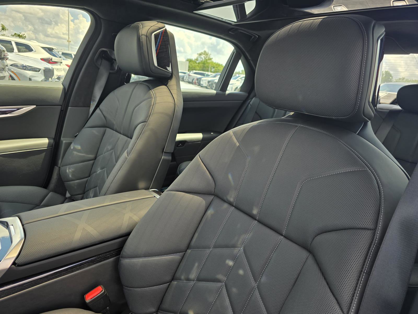 New 2025 BMW 750e xDrive w/ Premium Package image 20