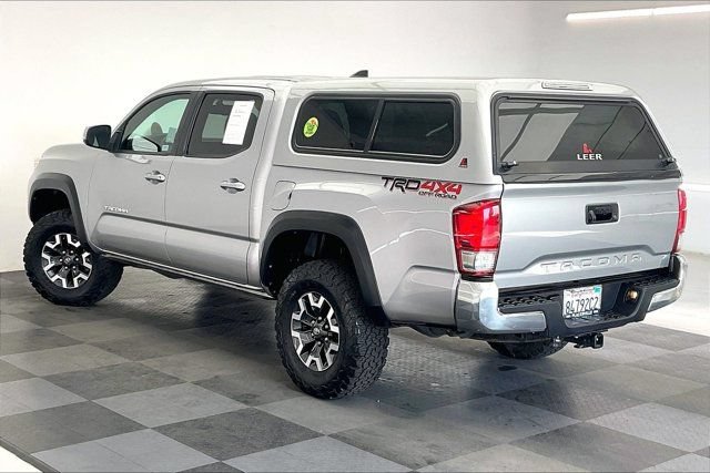 Used 2017 Toyota Tacoma TRD Off-Road AWD/4WD image 10