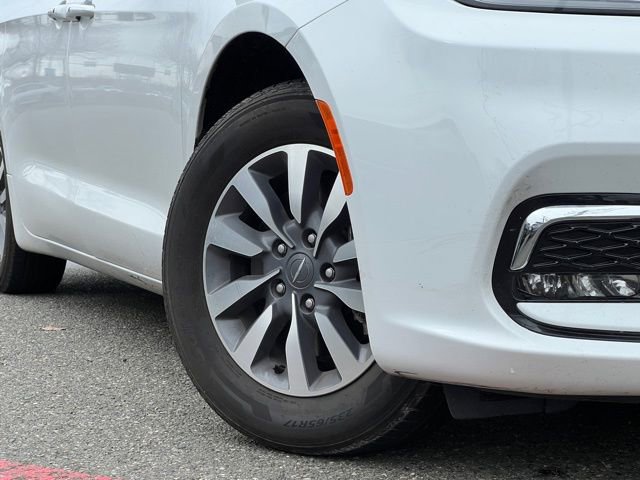 Used 2024 Chrysler Pacifica Select image 4