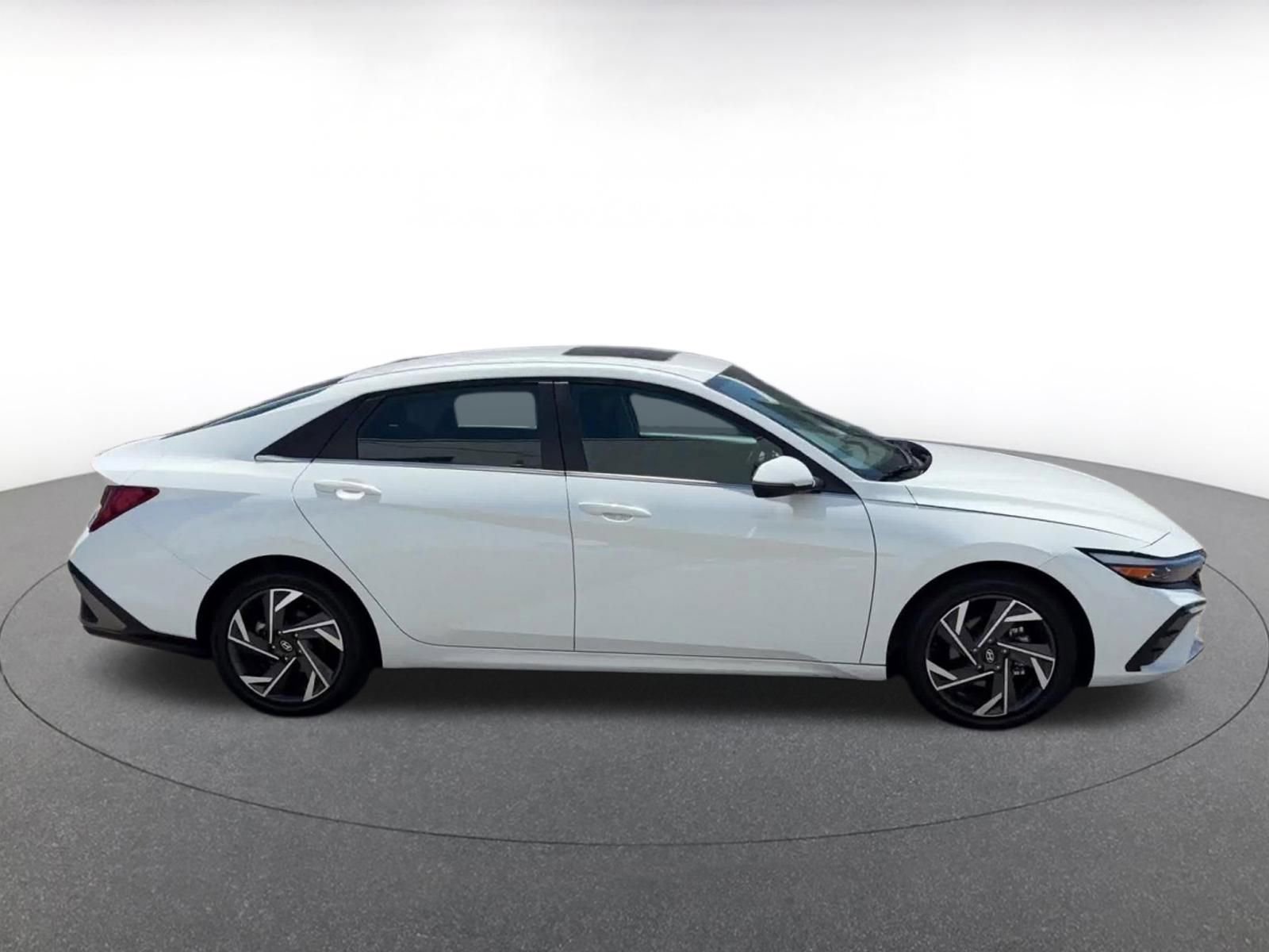 Used 2025 Hyundai Elantra Limited FWD image 16