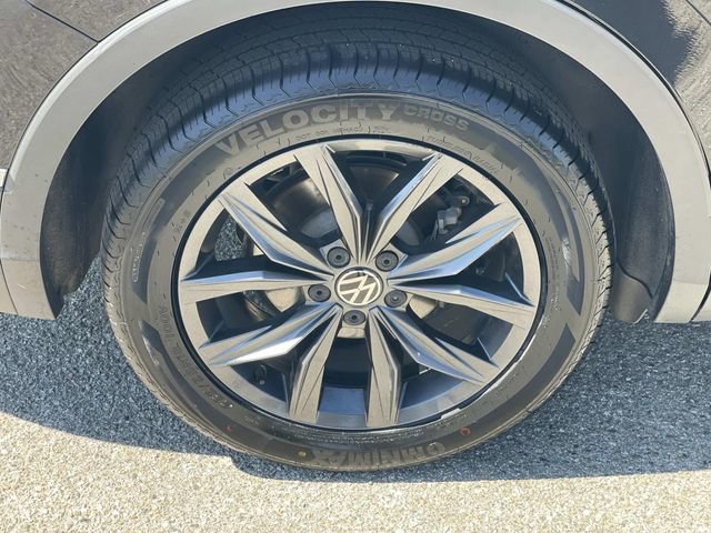 Used 2022 Volkswagen Tiguan SE w/ Panoramic Sunroof Package image 30