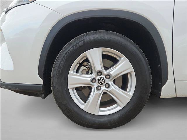 Used 2025 Toyota Highlander LE FWD image 24