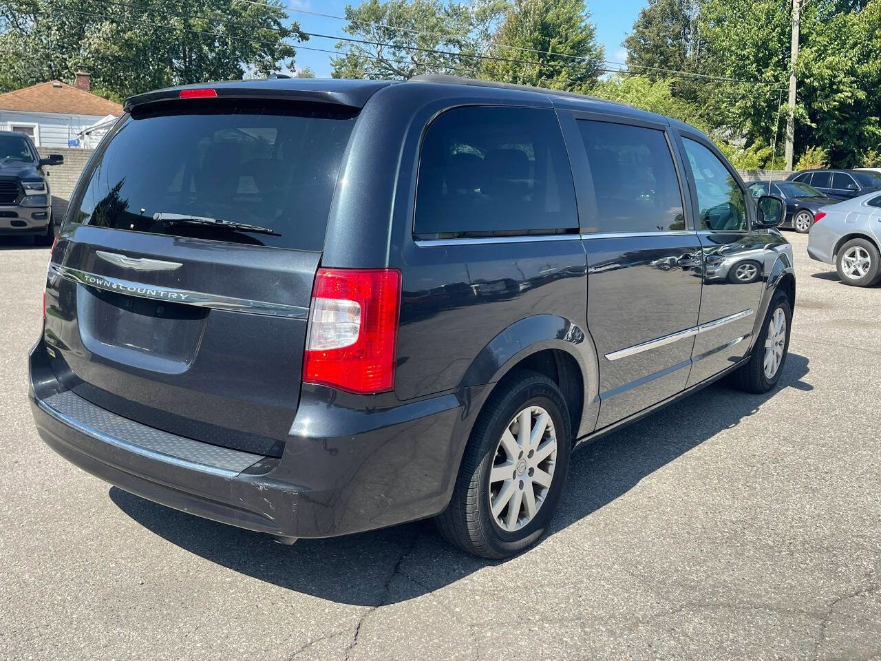 Used 2014 Chrysler Town & Country Touring image 5