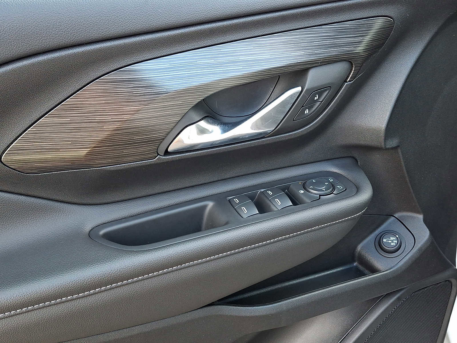 Used 2024 GMC Terrain SLE w/ Driver Convenience Package image 12