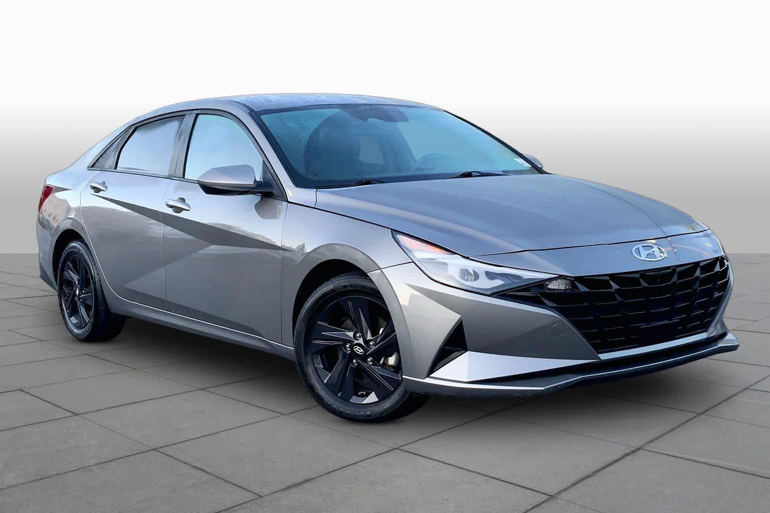 Used 2022 Hyundai Elantra SEL w/ Convenience Package FWD image 3