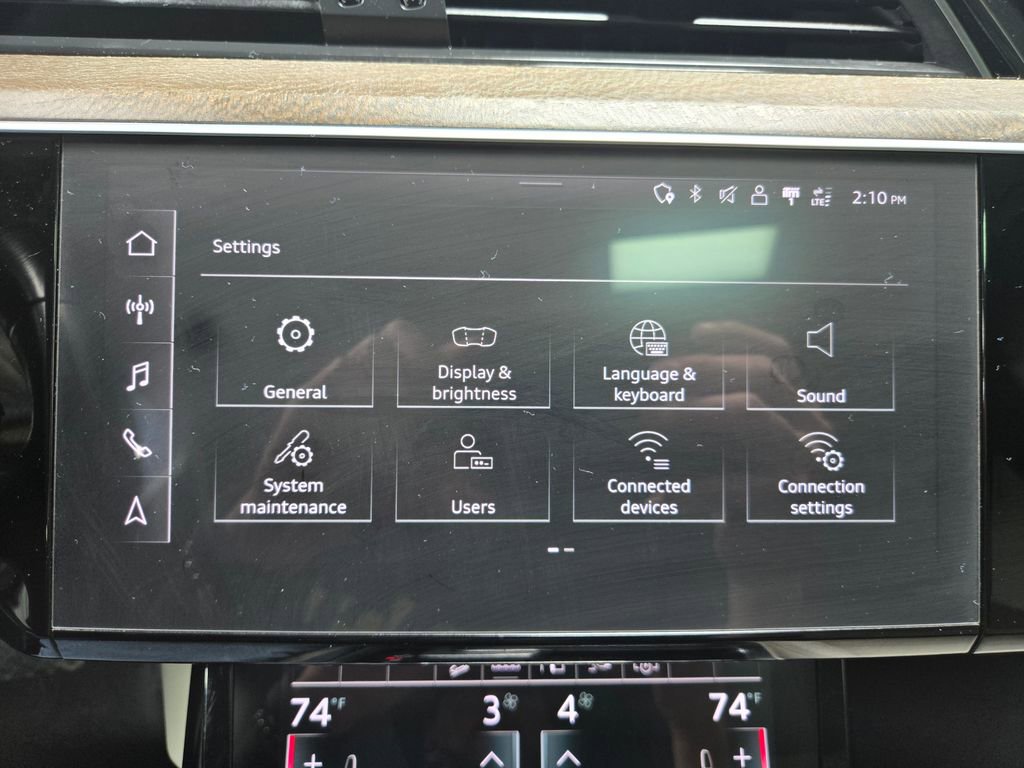 Used 2022 Audi e-tron Premium Plus w/ Premium Plus Package image 26