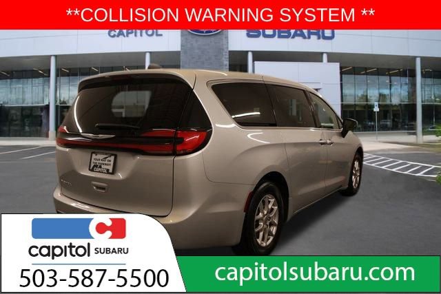 Used 2023 Chrysler Pacifica Touring-L image 3