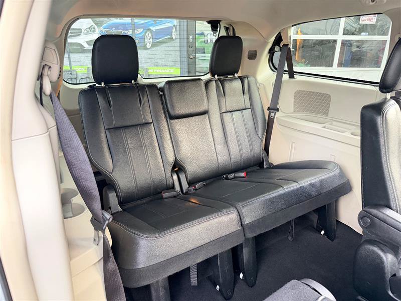 Used 2016 Chrysler Town & Country Touring FWD image 19