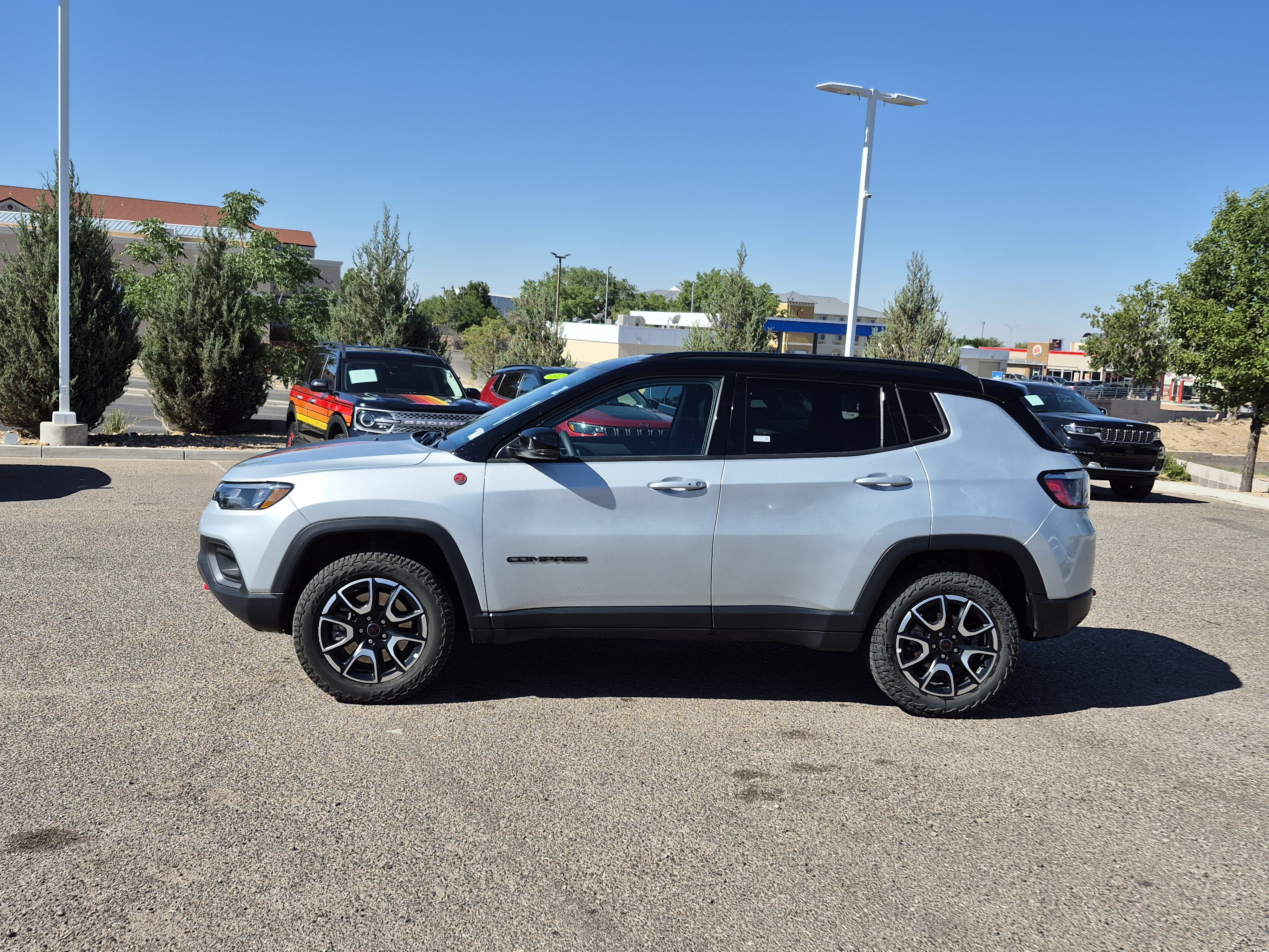 Used 2025 Jeep Compass Trailhawk AWD/4WD image 2