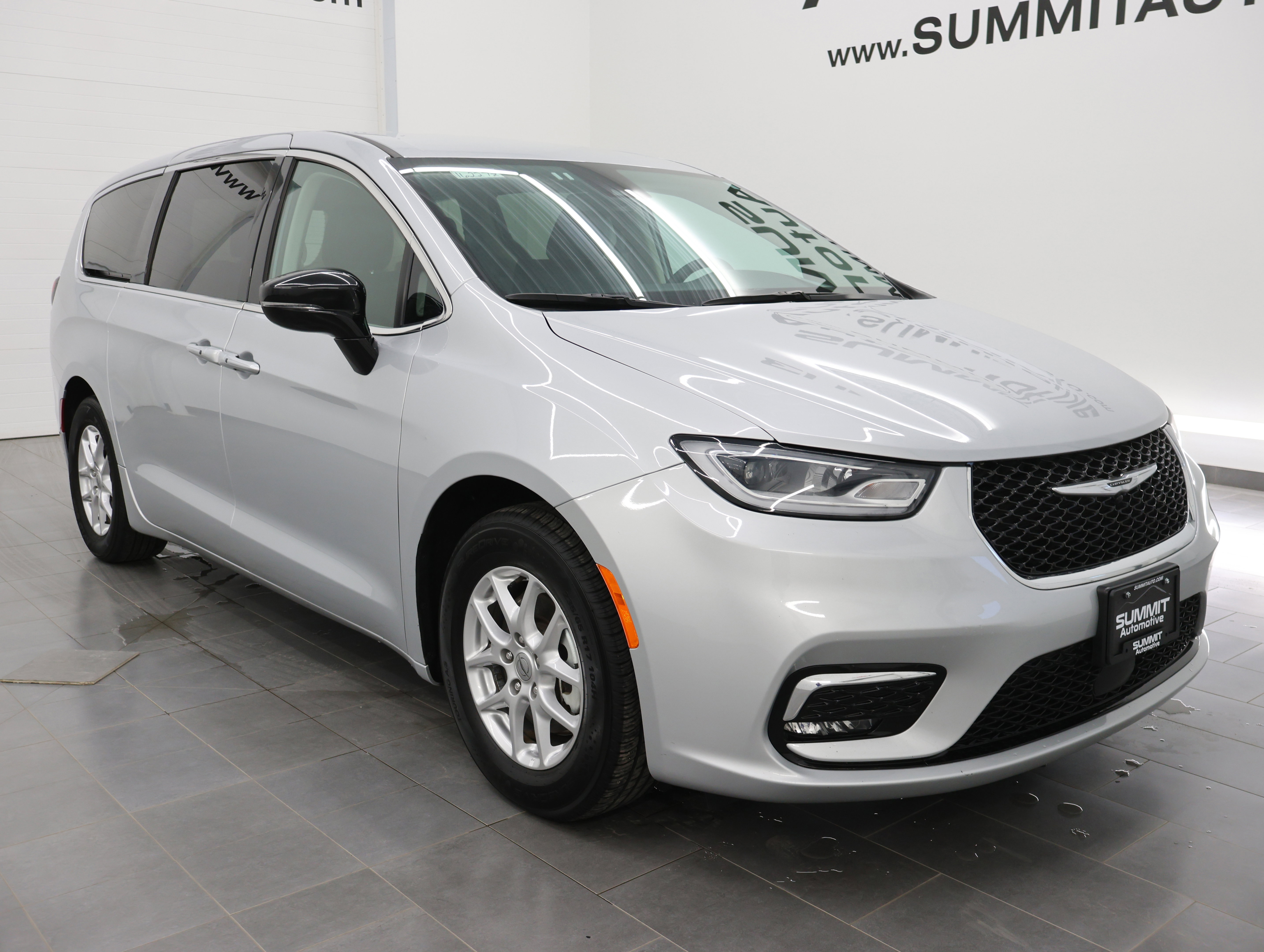 Used 2024 Chrysler Pacifica Touring-L FWD image 2