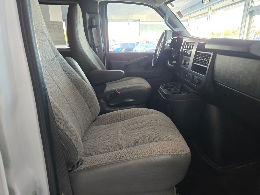Used 2025 Chevrolet Express 3500 LT w/ LT Preferred Equipment Group RWD image 5