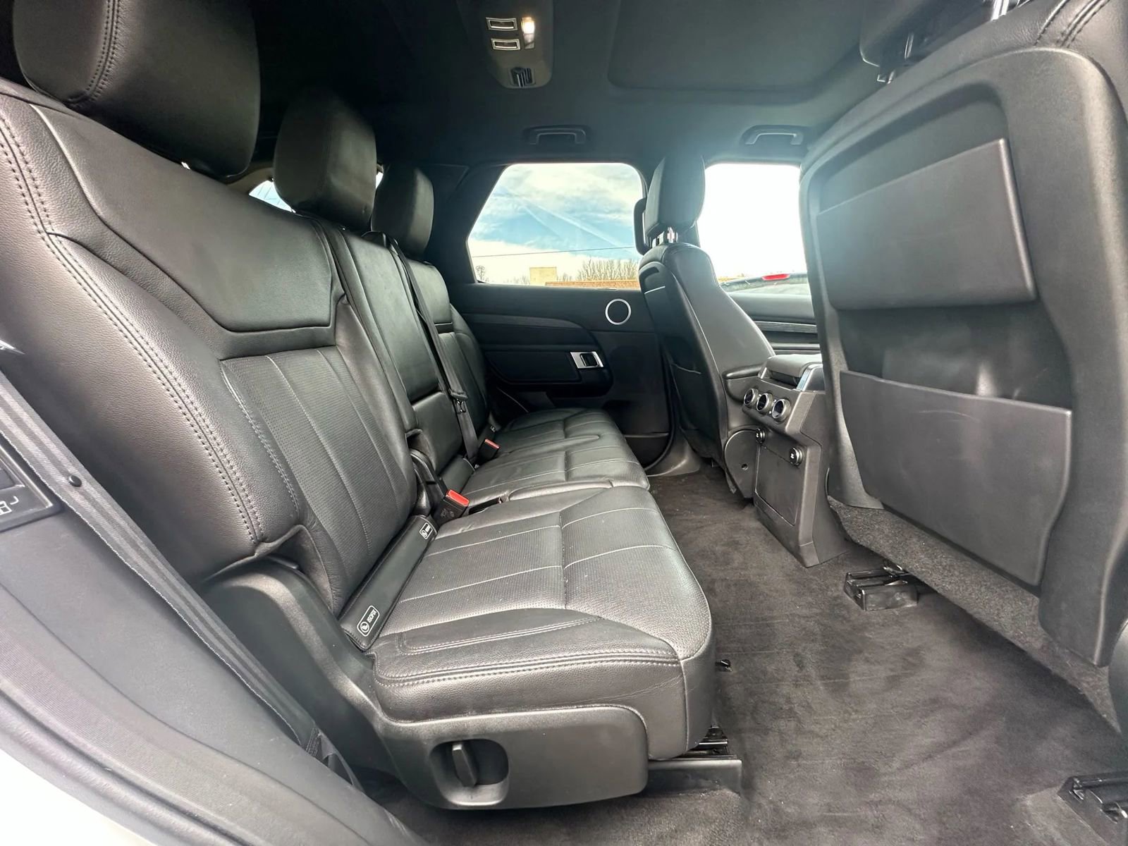 Used 2018 Land Rover Discovery HSE image 15