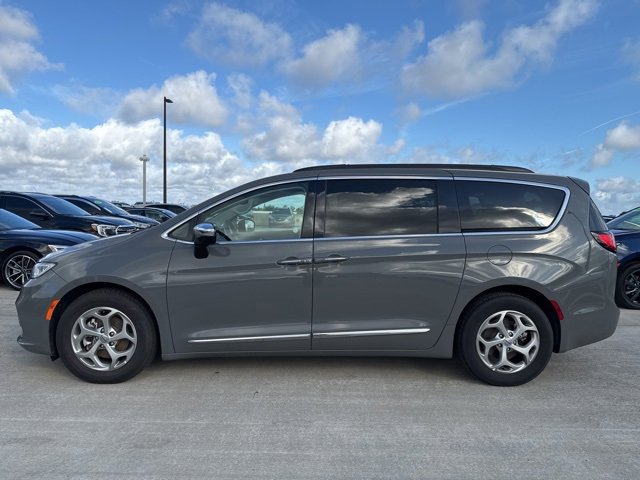 Used 2023 Chrysler Pacifica Limited image 6