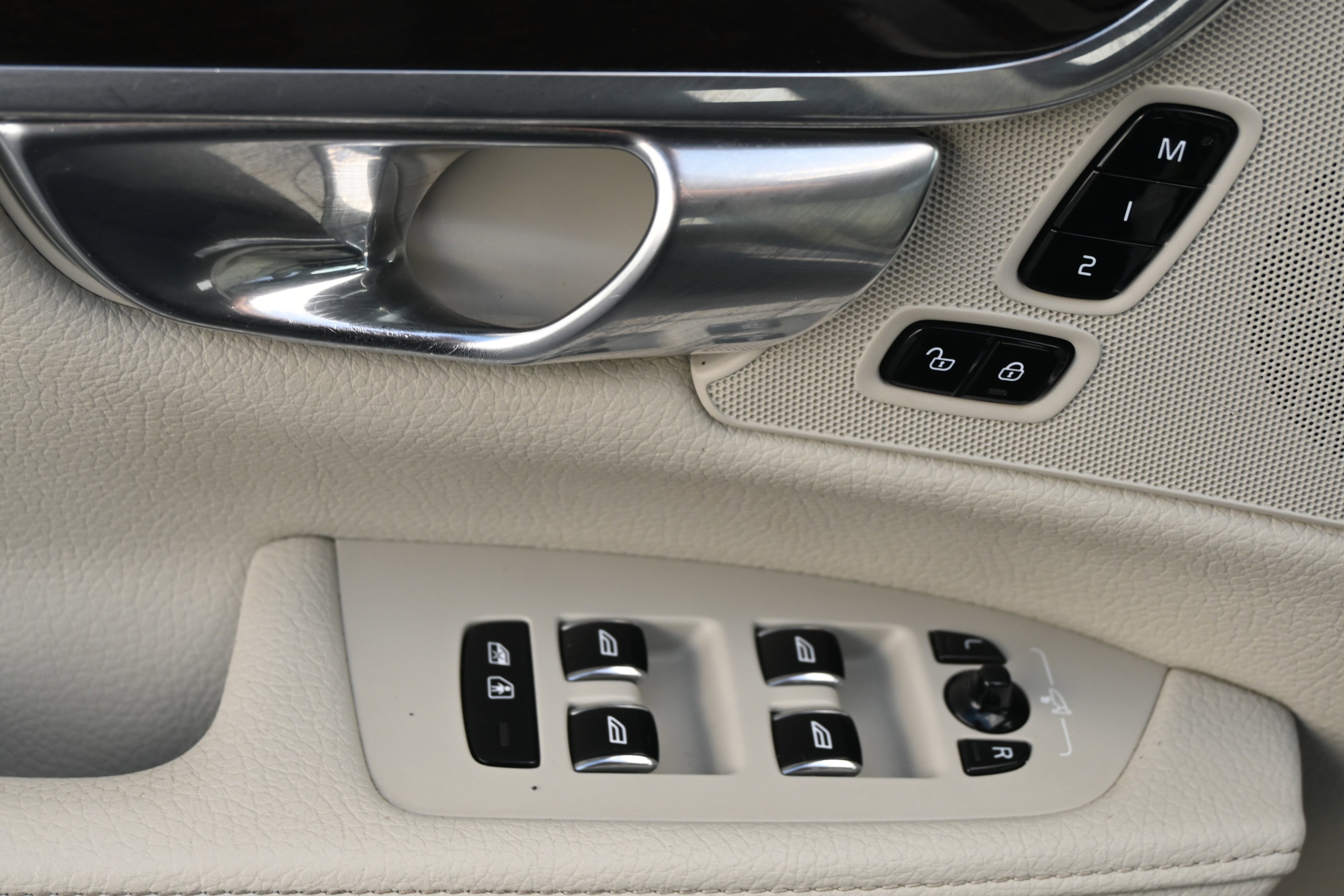 Used 2018 Volvo S90 T5 Momentum image 29