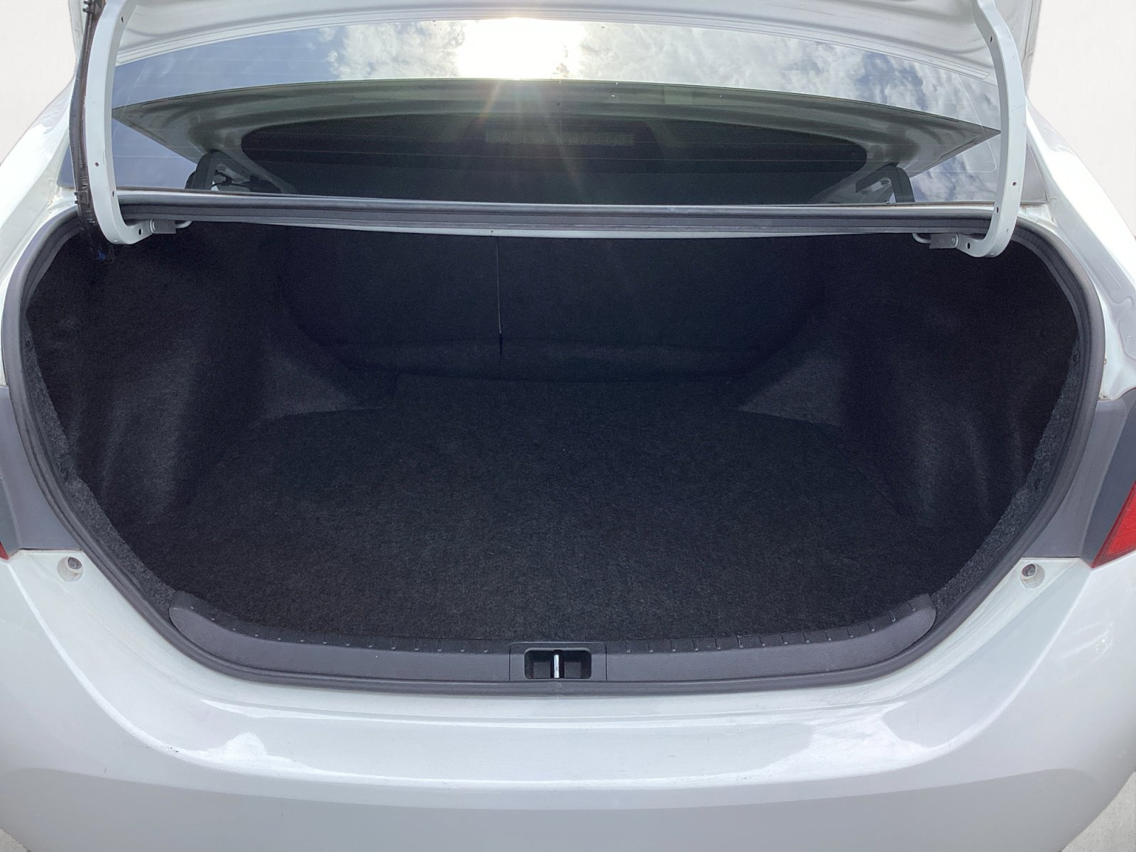 Used 2017 Toyota Corolla LE FWD image 14