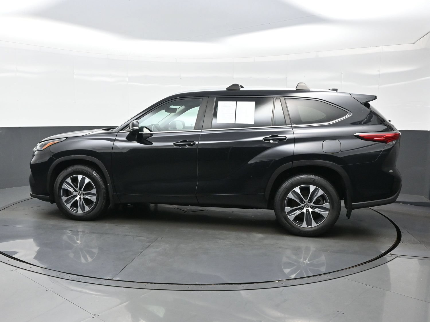 Used 2023 Toyota Highlander XLE AWD/4WD image 3