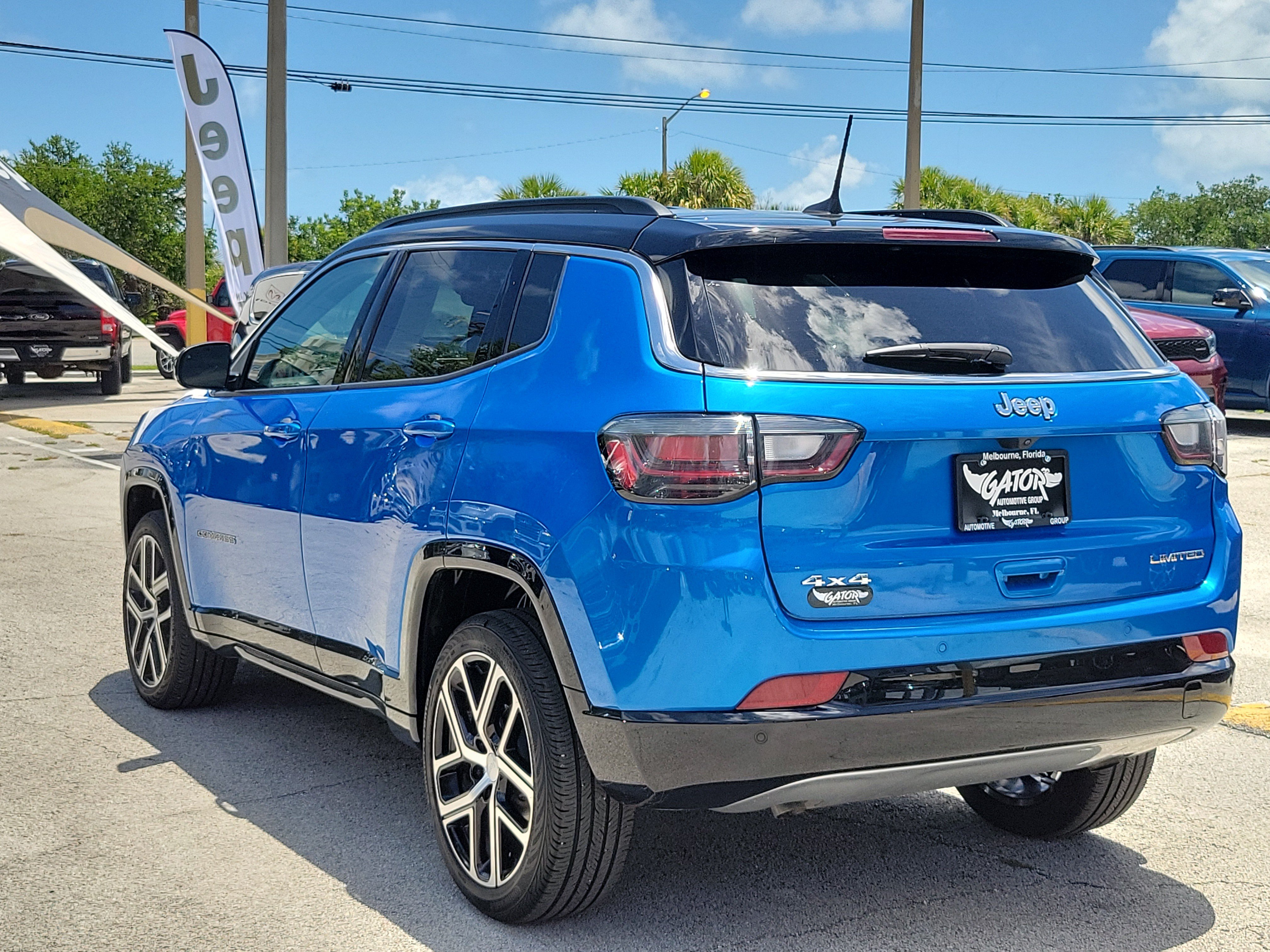 Used 2024 Jeep Compass Limited w/ Elite Group AWD/4WD image 3