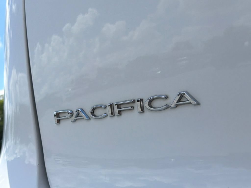 Used 2019 Chrysler Pacifica Touring Plus w/ Advanced Safetytec Group FWD image 20