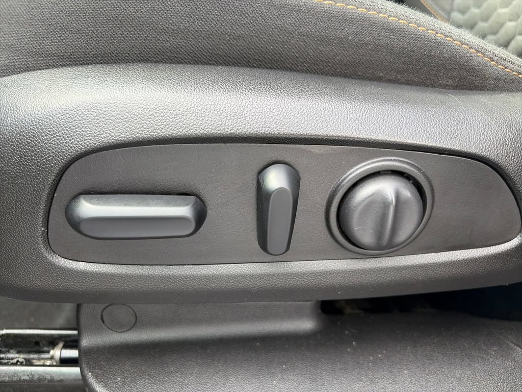 Used 2019 Chevrolet Equinox LT AWD/4WD image 16