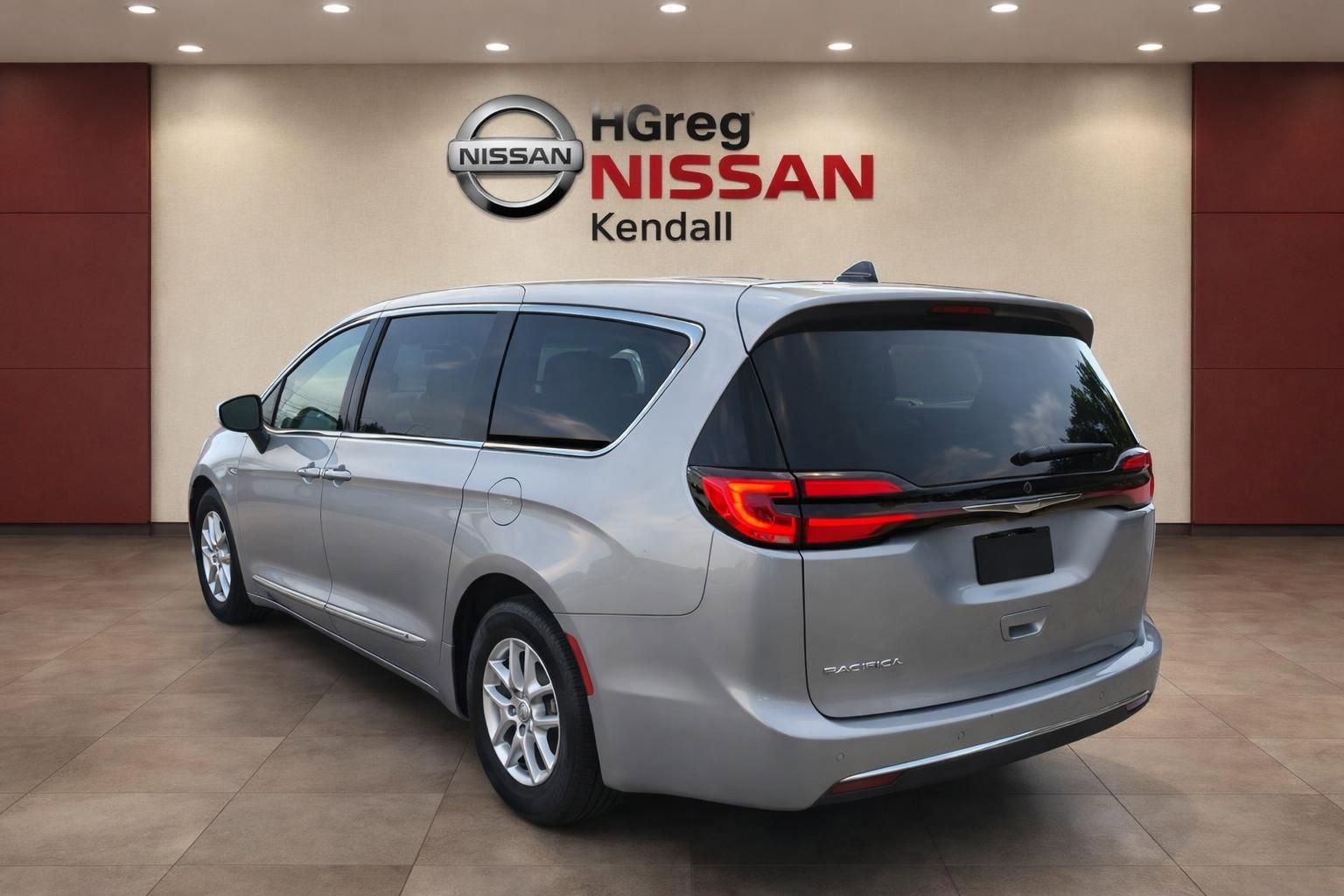 Used 2024 Chrysler Pacifica Touring-L FWD image 4