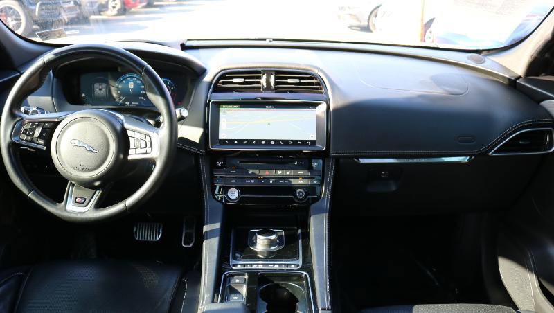Used 2018 Jaguar F-PACE S image 23