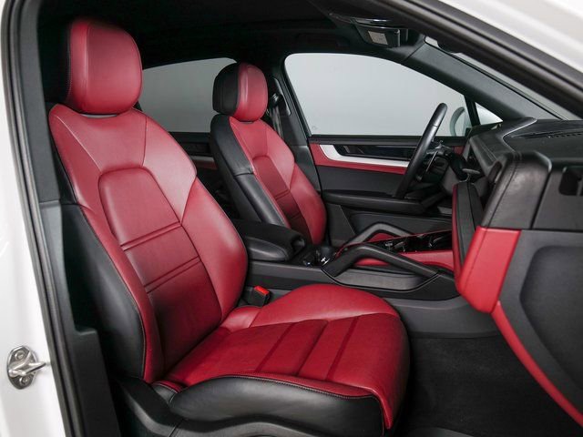 Used 2024 Porsche Cayenne AWD/4WD image 3