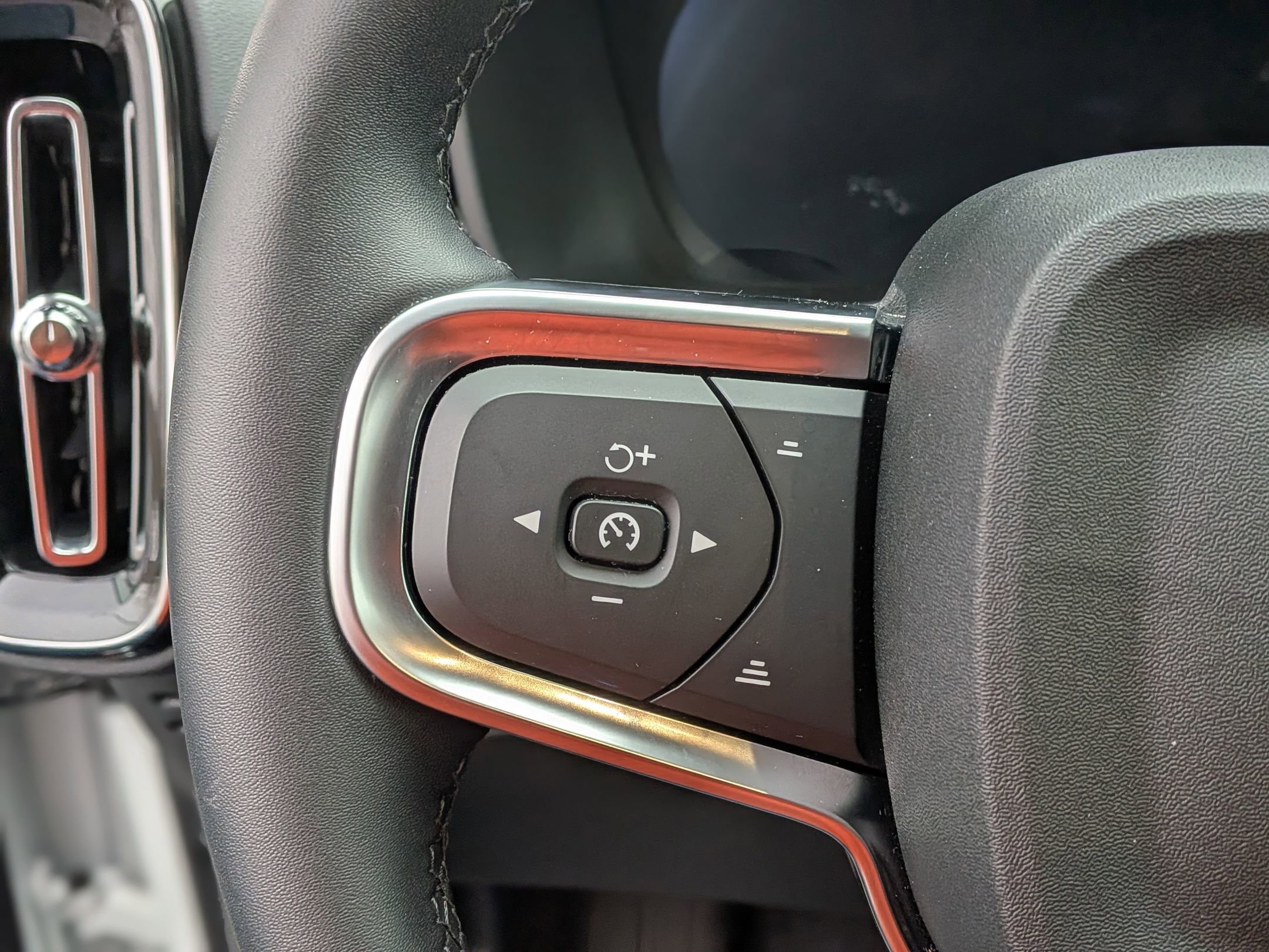 Used 2025 Volvo XC40 B5 Core image 21