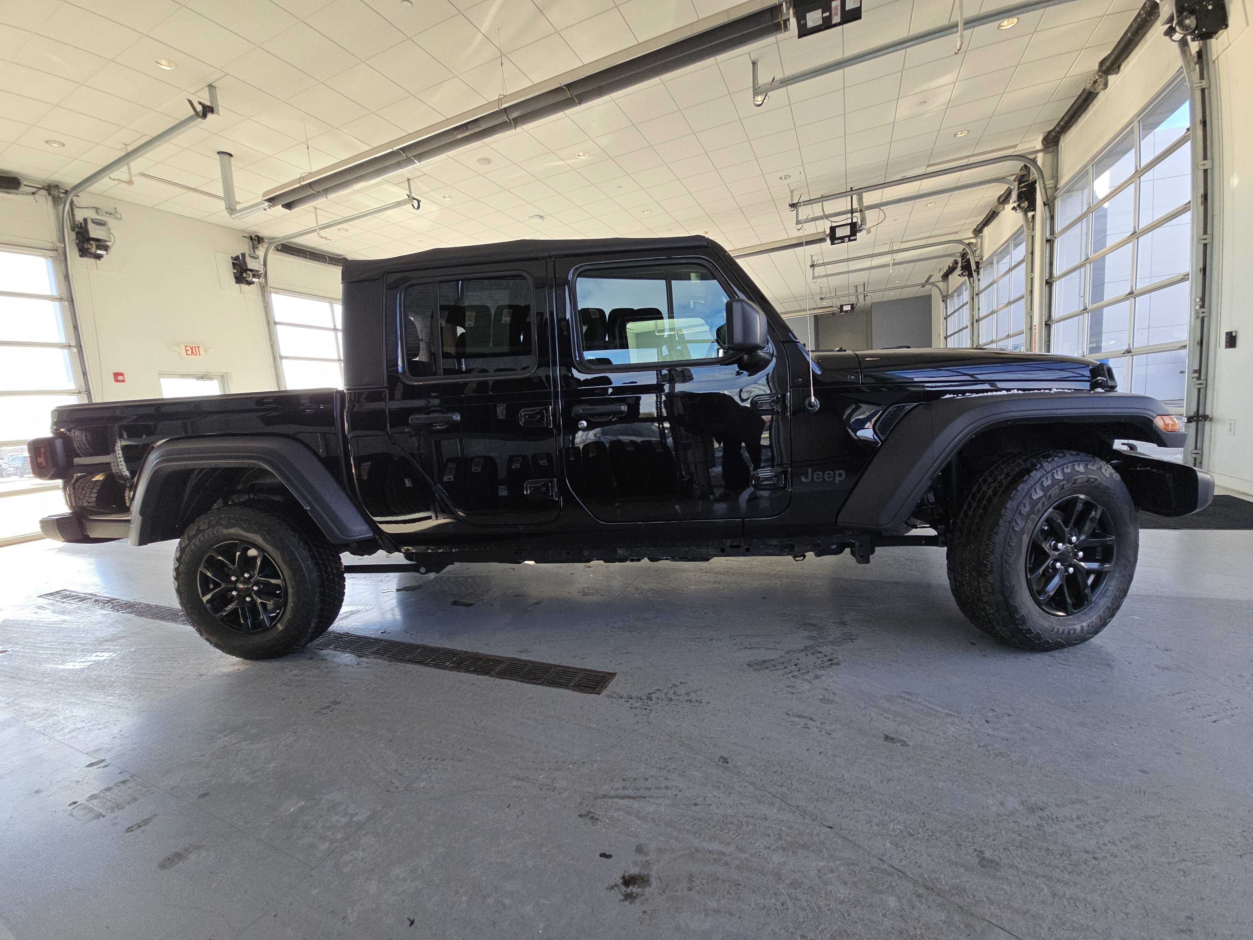 Used 2023 Jeep Gladiator Sport image 16