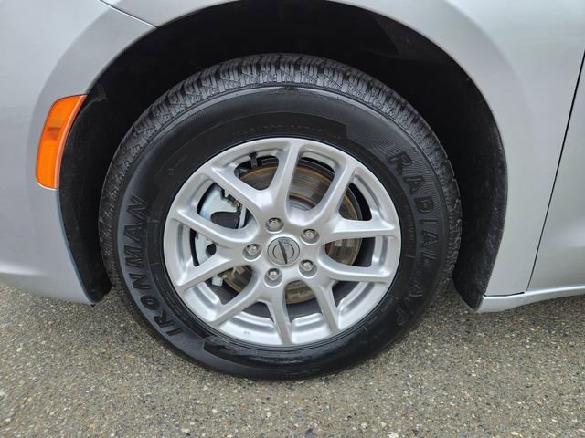 Used 2023 Chrysler Pacifica Touring-L FWD image 10
