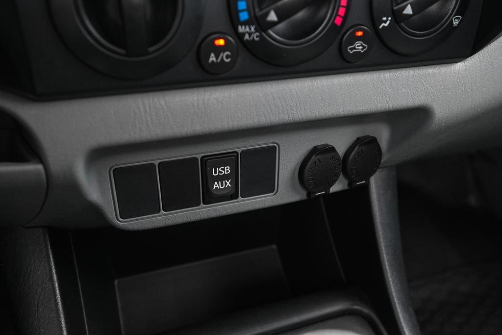 Used 2014 Toyota Tacoma 4x4 Regular Cab image 30