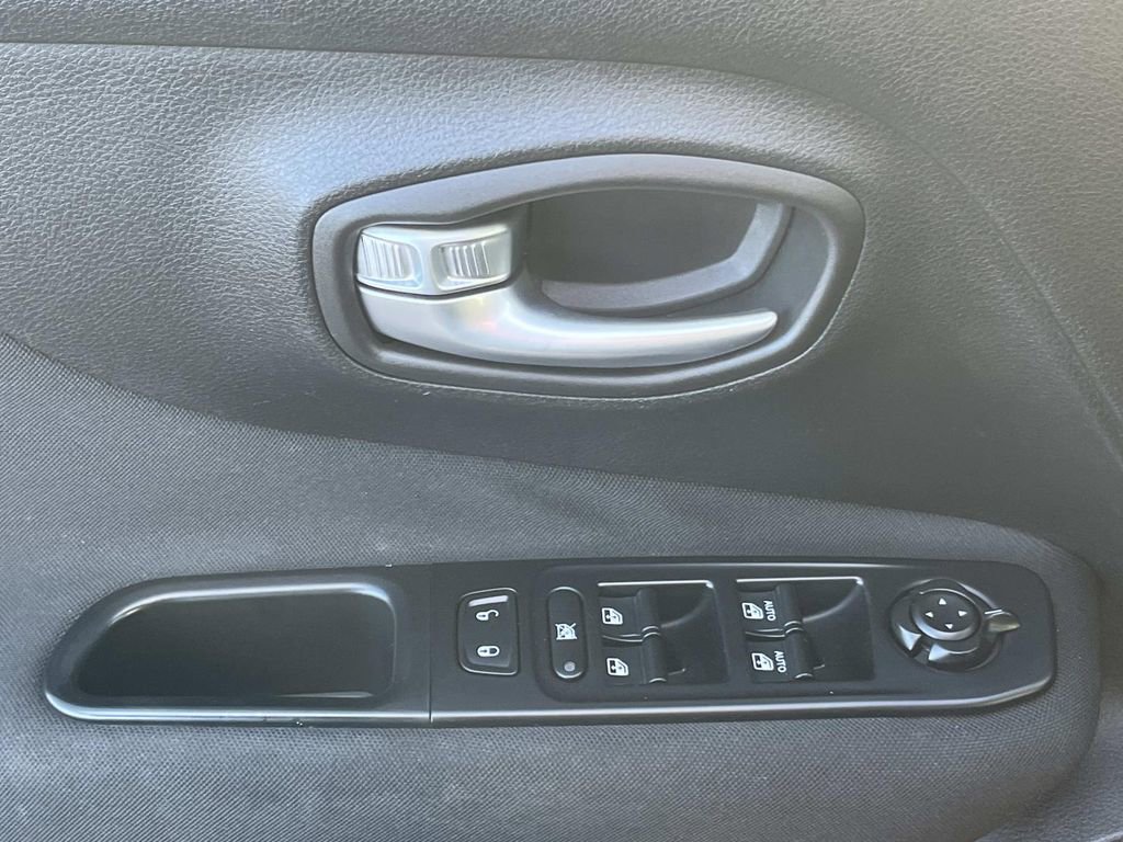 Used 2017 Jeep Renegade Latitude image 16